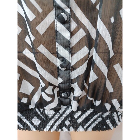 TORRID Blouse Top Black White Short Sleeve Semi Sheer Geometric Sz 0 - Picture 4 of 11